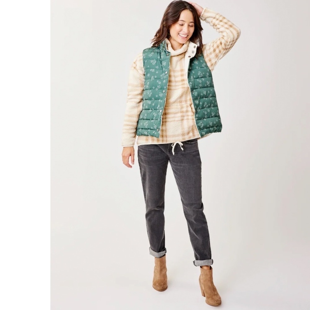 Carve Designs Baker Reversible Puffer Vest Green Floral  Snap Front